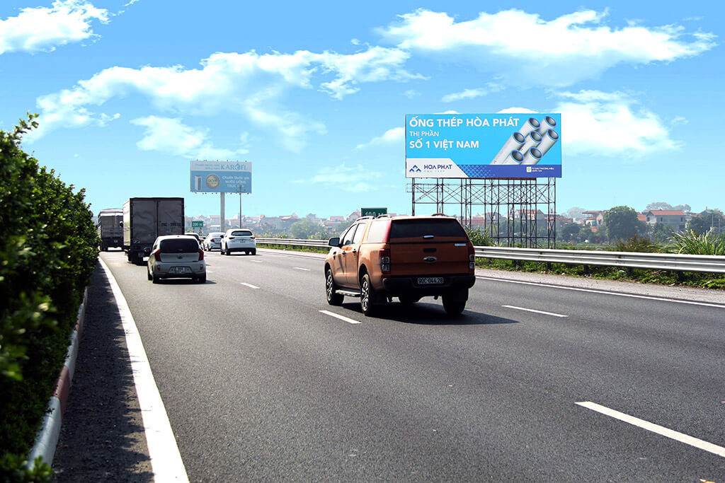 biển quảng cáo ngoài trời tại đường cao tốc