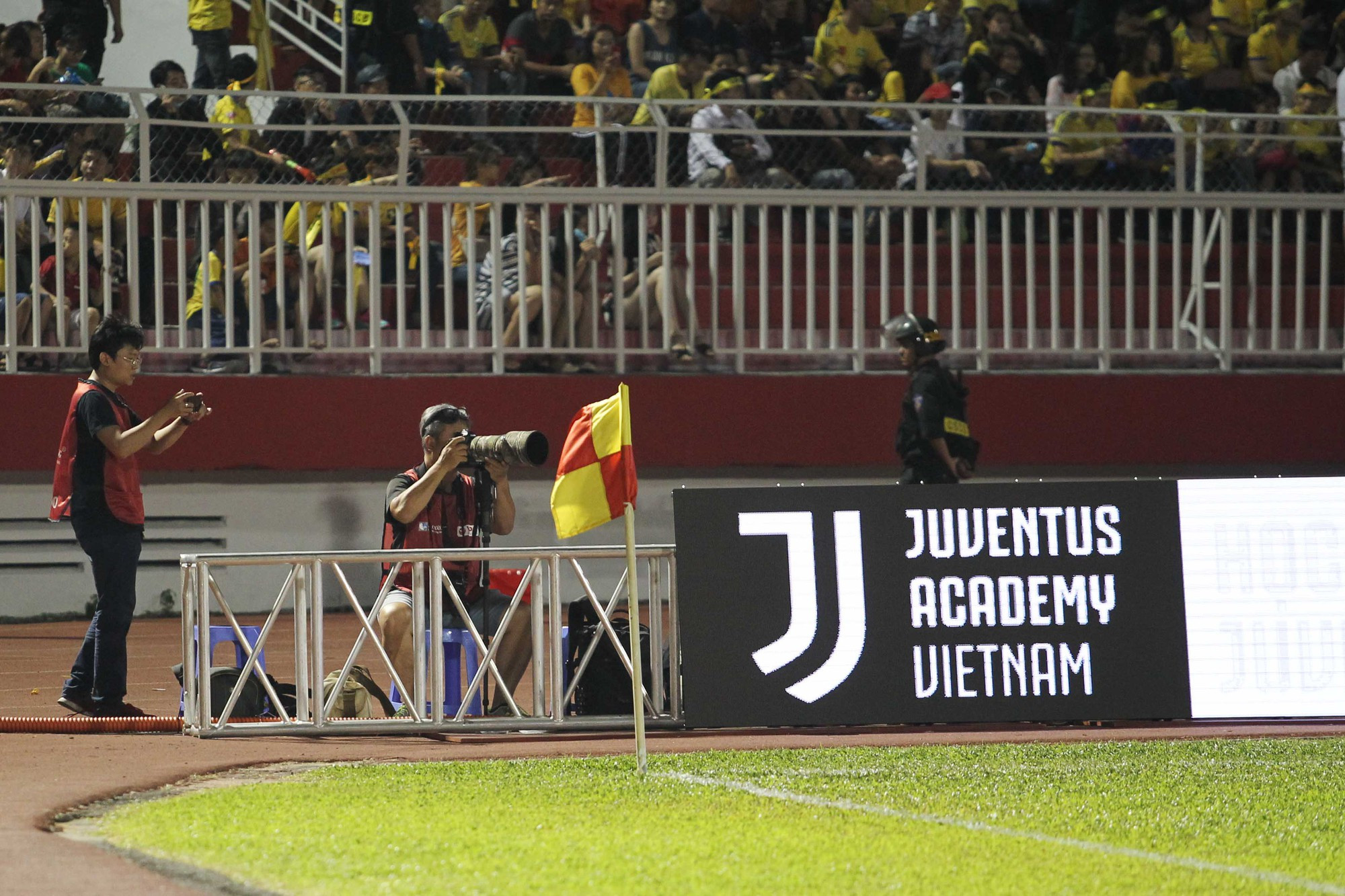 Quảng cáo CLB Juventus tại sân bóng